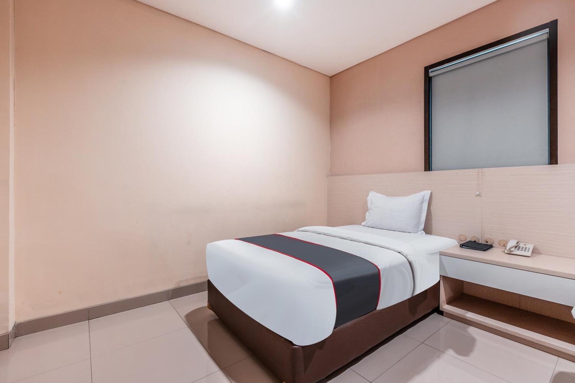 Collection O Hotel Igloo Bekasi Exteriör bild
