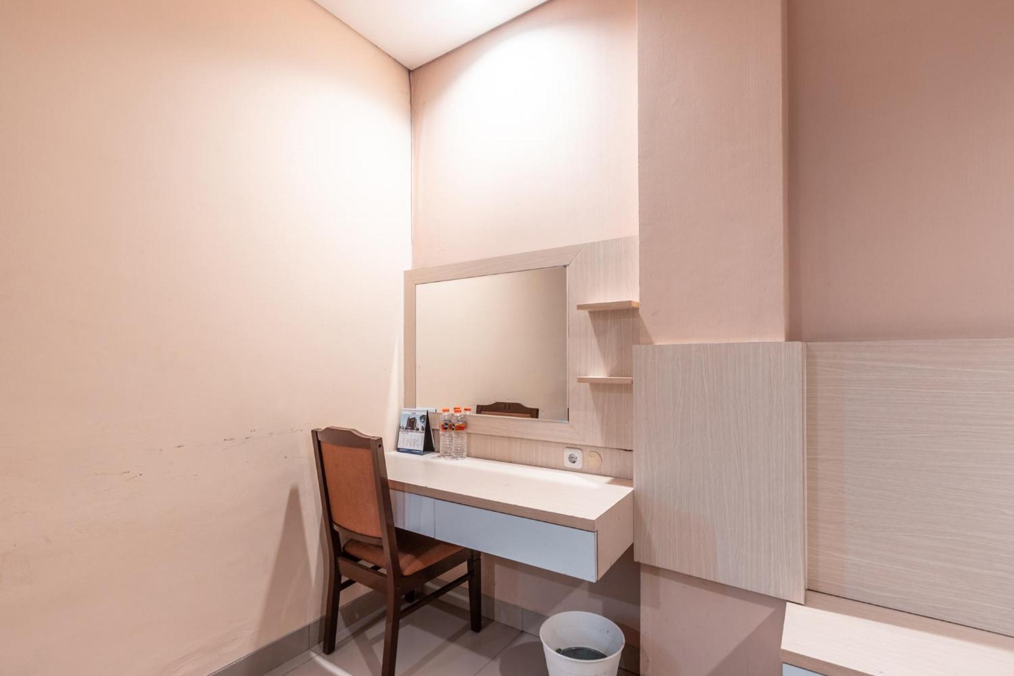 Collection O Hotel Igloo Bekasi Exteriör bild