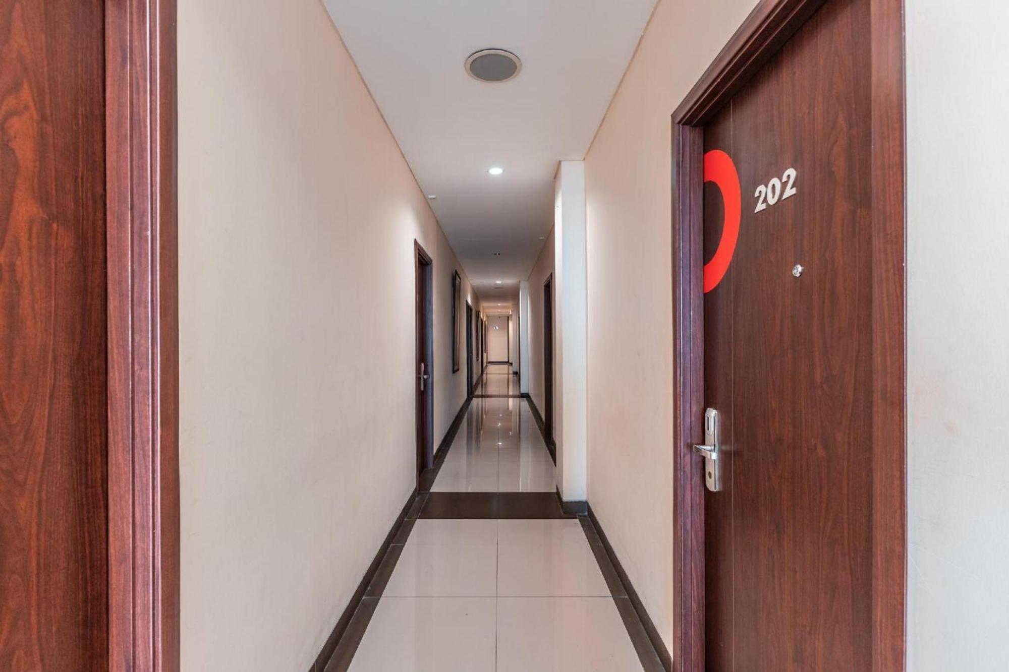 Collection O Hotel Igloo Bekasi Exteriör bild