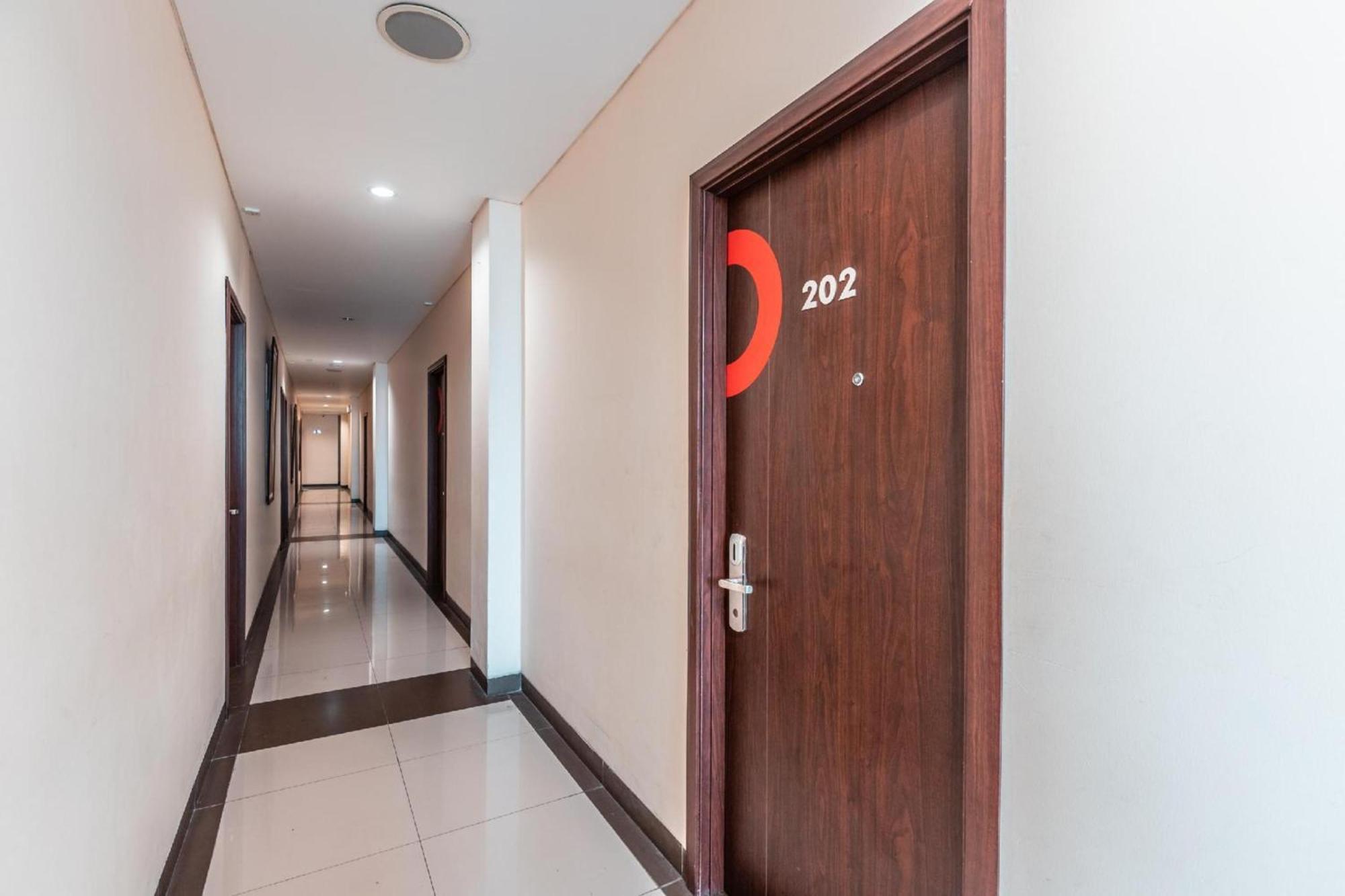 Collection O Hotel Igloo Bekasi Exteriör bild