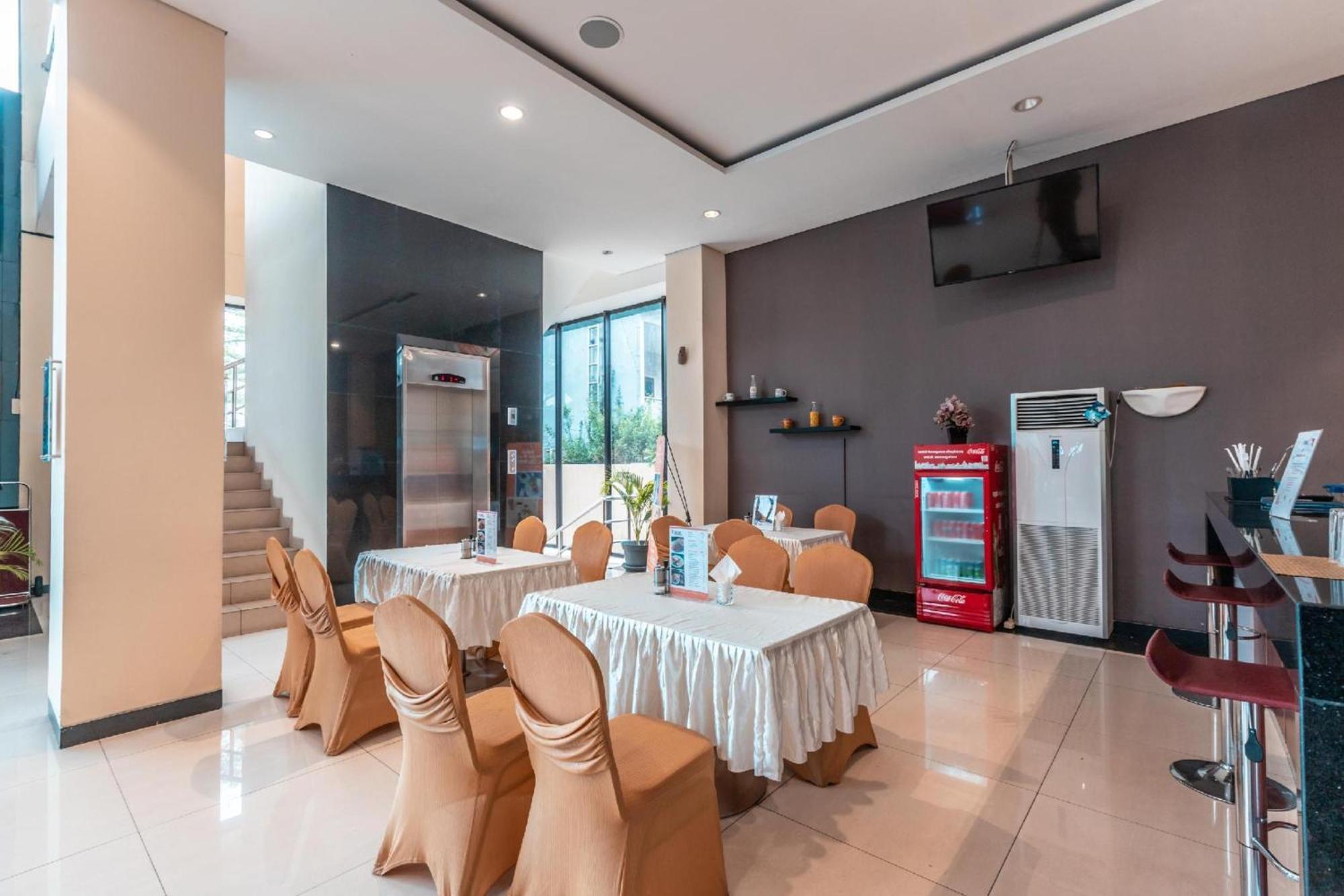 Collection O Hotel Igloo Bekasi Exteriör bild