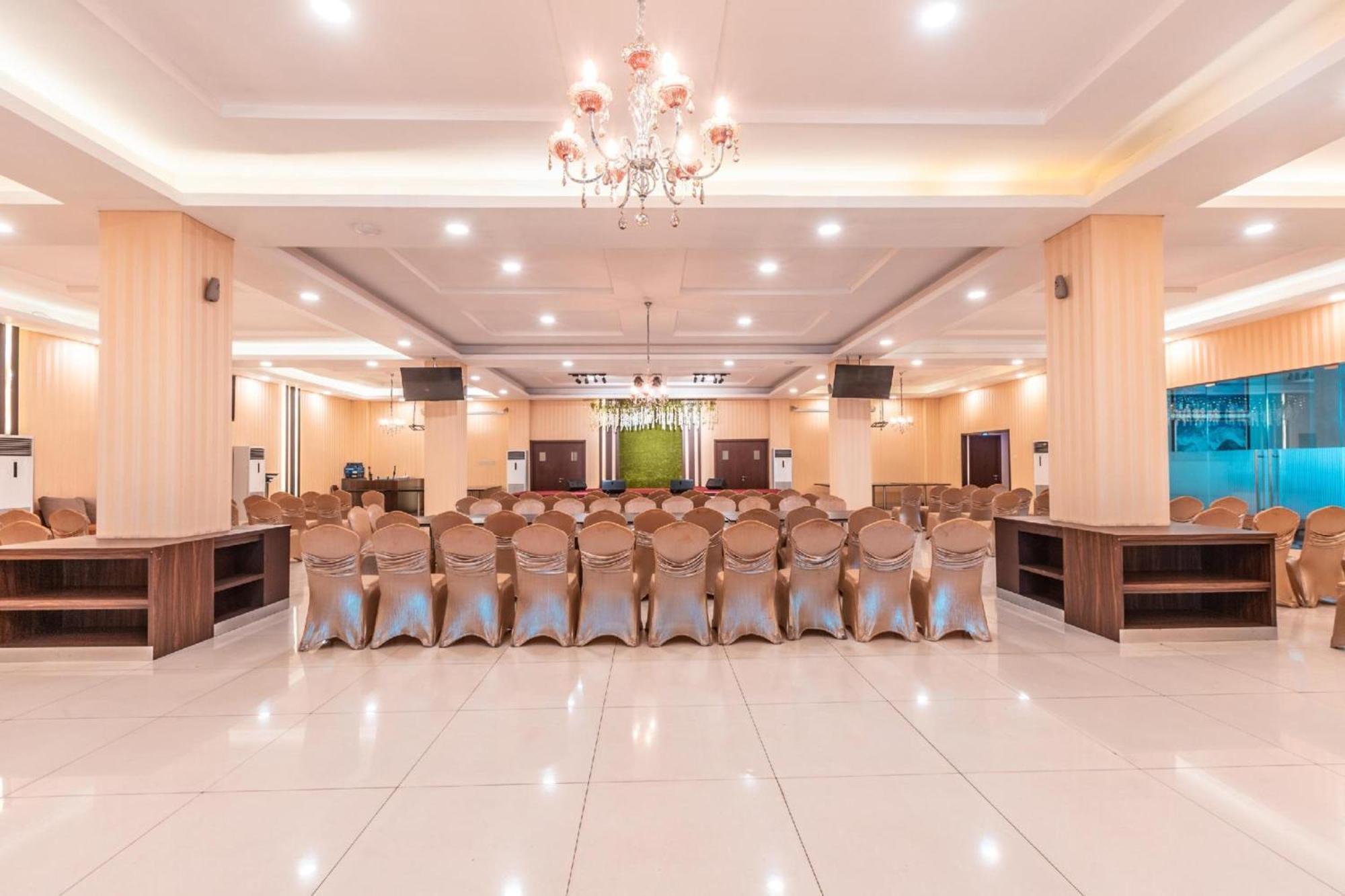 Collection O Hotel Igloo Bekasi Exteriör bild