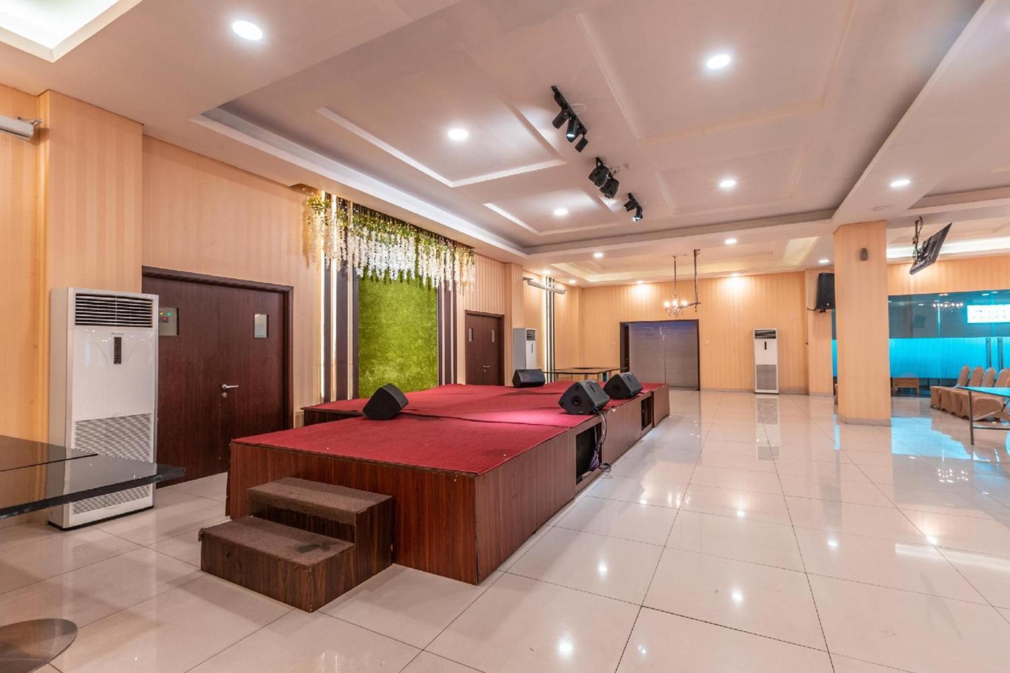 Collection O Hotel Igloo Bekasi Exteriör bild